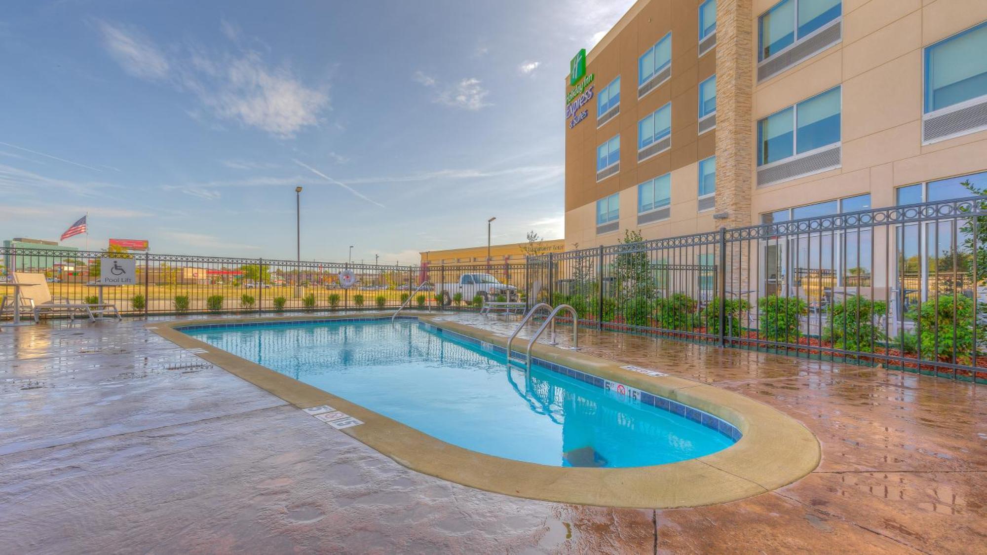 Holiday Inn Express & Suites Tulsa Midtown By Ihg Ngoại thất bức ảnh